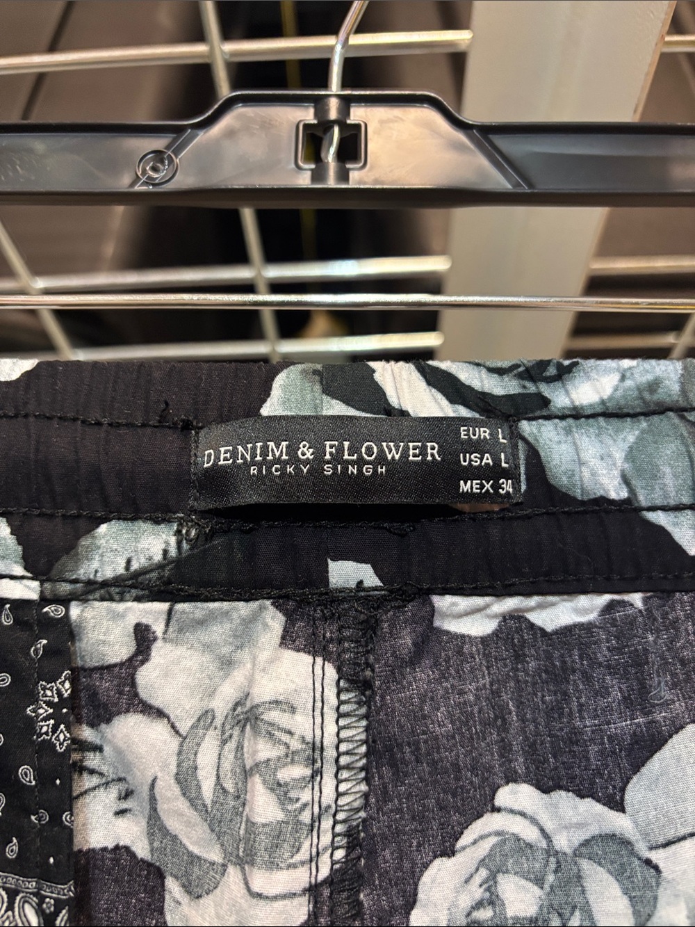 Men's Large Denim & Flower 3 Pocket Black and Blue Floral Shorts New W/ Tags - Picture 8 of 9